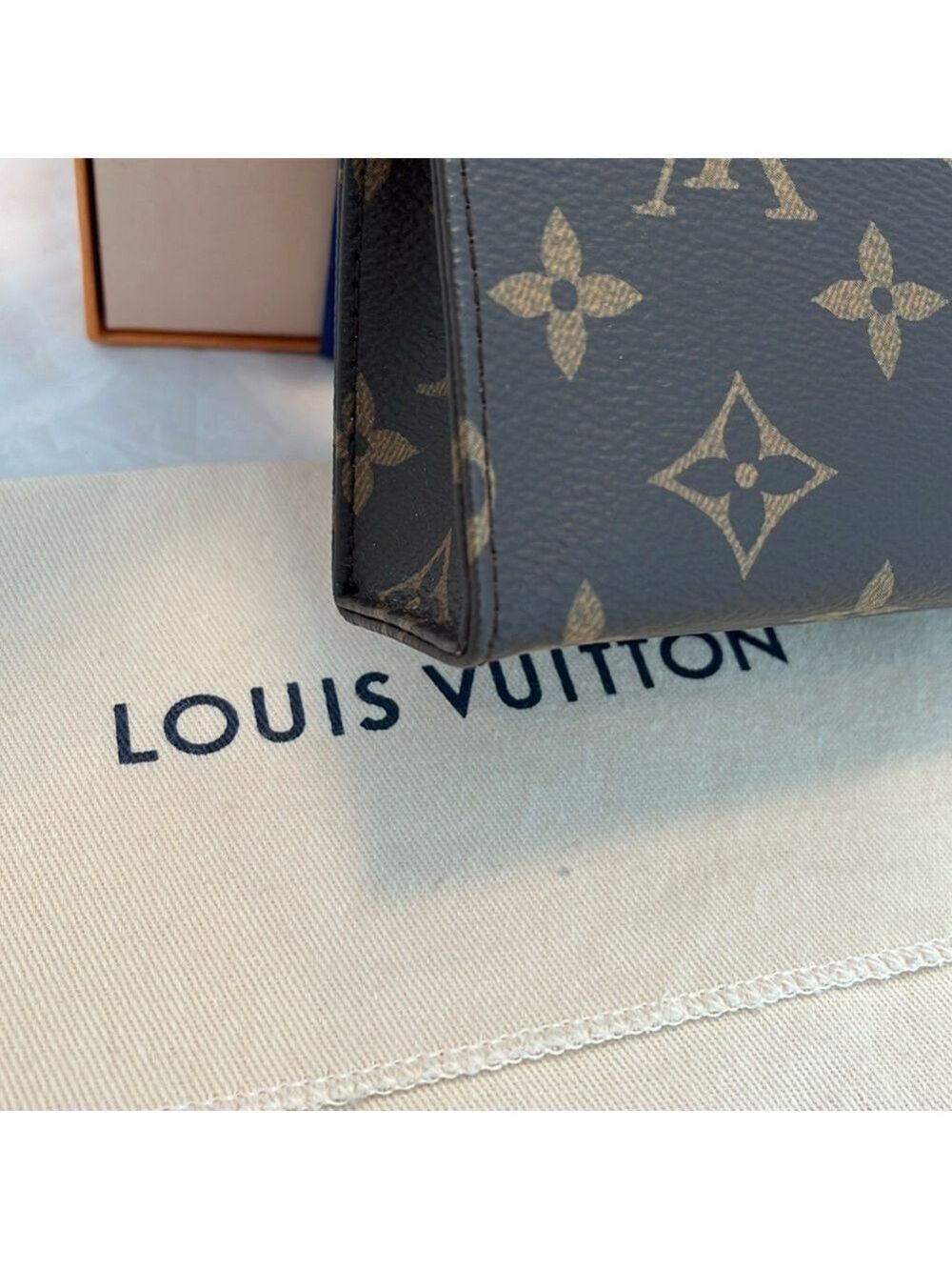 Louis Vuitton Monogram Toiletry 15 - Picture 3 of 13